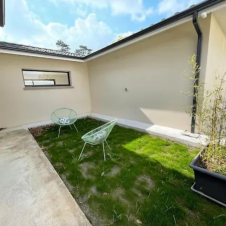 Апартаменты Agreable Studio Dans Avec Piscine Chauffee *
