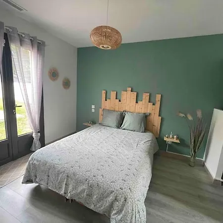 Апартаменты Agreable Studio Dans Avec Piscine Chauffee Сен-Жан-д'Ияк